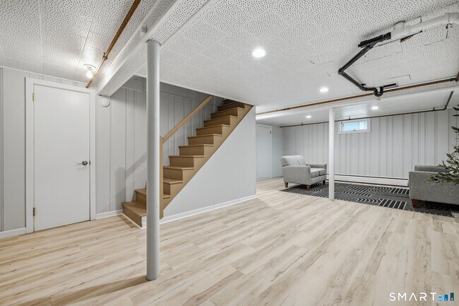 Building Photo - 332 Fern St