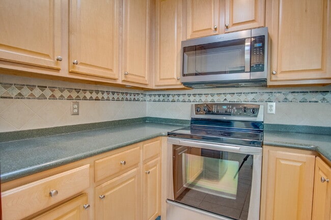 Building Photo - Stylish Condo in Waterfront Bayview Terrace – Updated Interiors, In-Unit Washer/Dryer, Access to ...