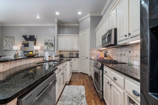 plenty of storage, walk in pantry closet - 4003 Wycliff Ave