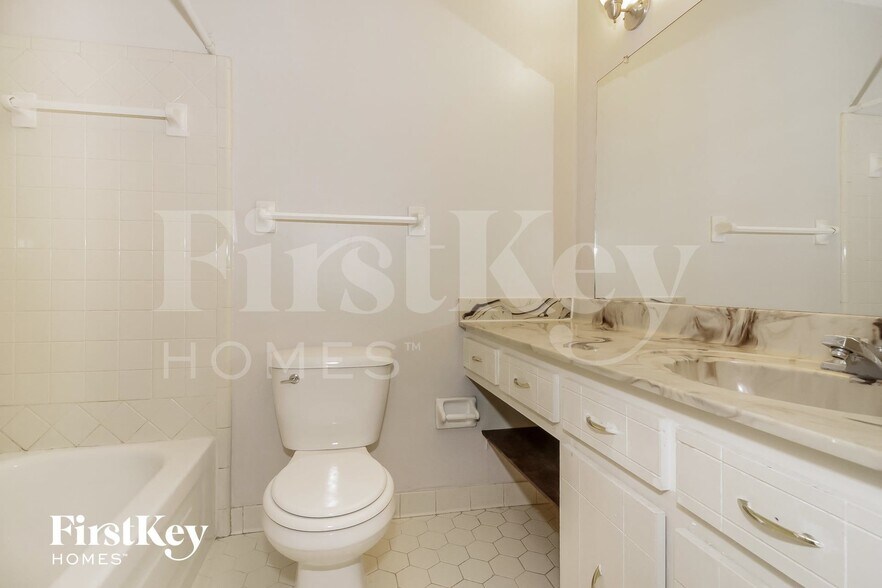 Building Photo - 6861 Valley Park Dr