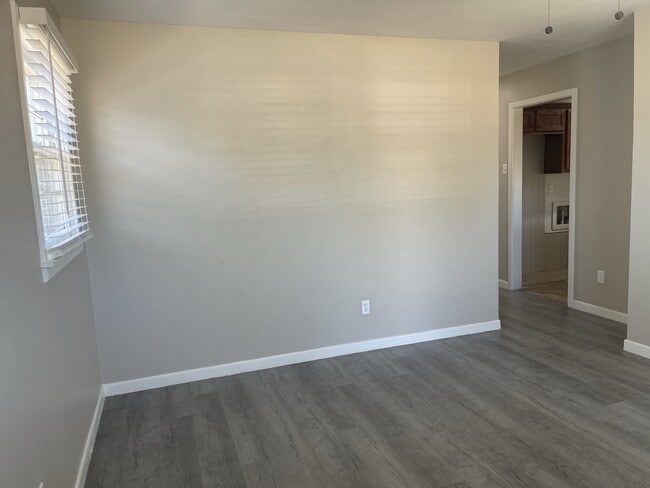 Building Photo - 1708 E 2nd St