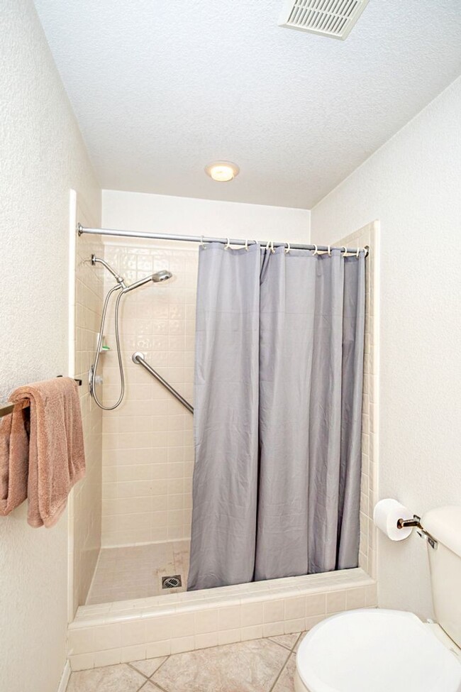 Building Photo - Spacious 2-Bedroom Home with Room to Roam ...