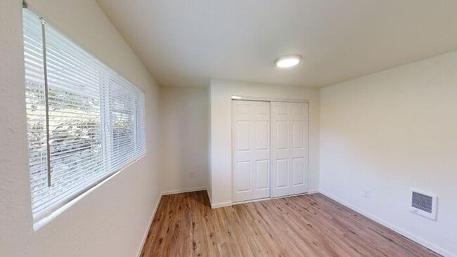 Building Photo - Amazing 2 Bedroom Single-level Duplex w/ A...