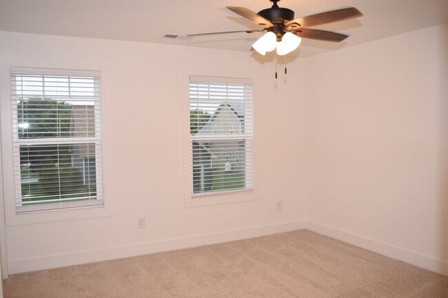 Building Photo - Prime Location! 3BR Townhome with 2.5 Baths