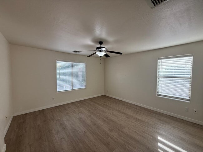 Building Photo - 2635 E Vermont Ct