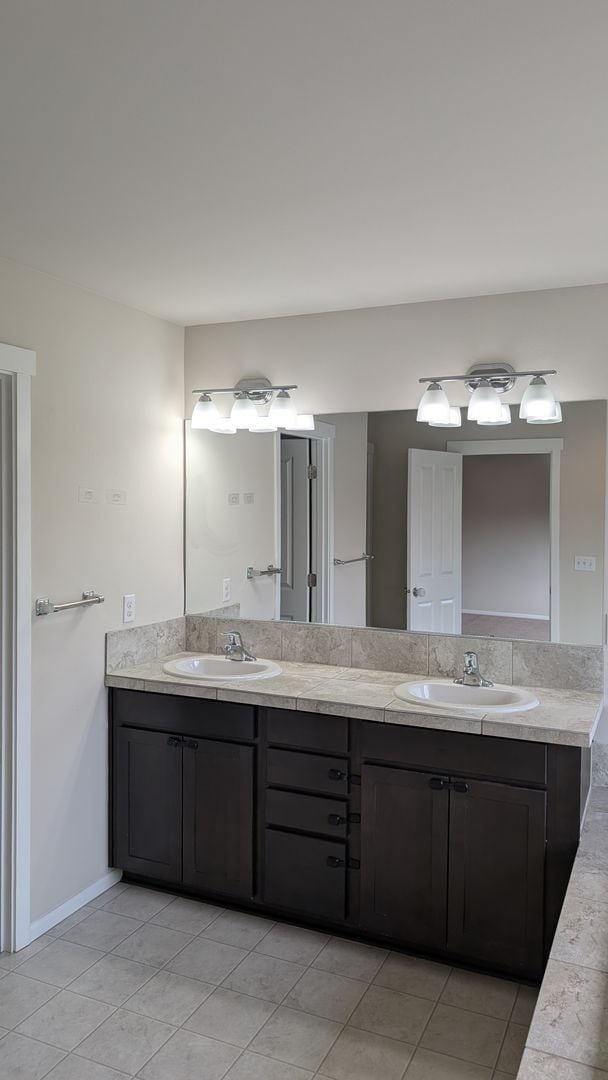 Building Photo - 5 bedroom Marysville 2 story home