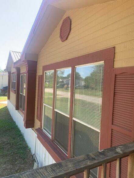 Building Photo - 305 Saturn Dr