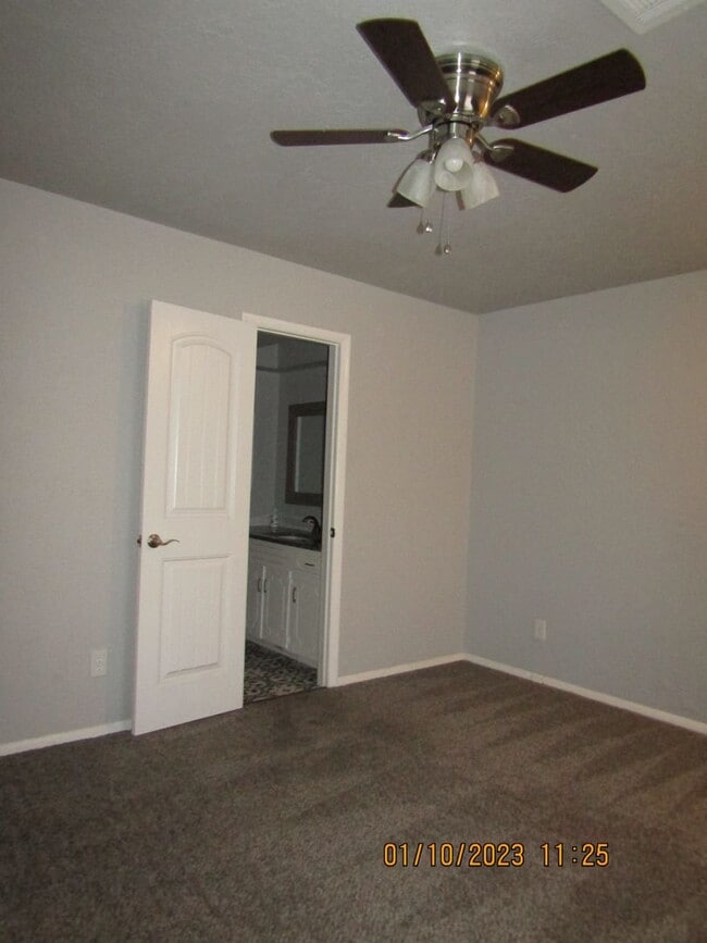 Building Photo - Great home located on the eastside, walking distance to MacArthur Schools.