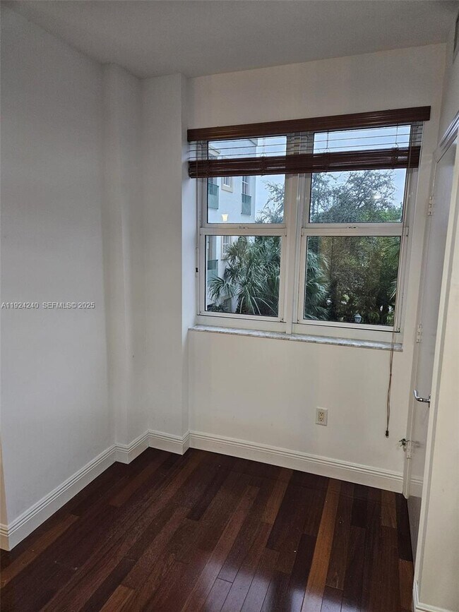 Building Photo - 20000 E Country Club Dr