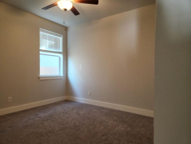 Building Photo - 303 Winston Dr