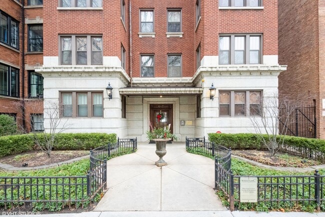 Building Photo - 647 W Sheridan Rd