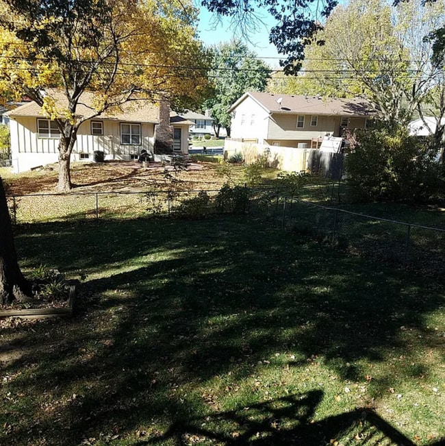 Building Photo - Charming home for your family!