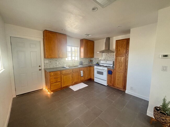 Building Photo - West Lancaster Single Story Detached Triplex