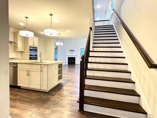 Building Photo - 3 Bedroom End unit Townhome - Master Down