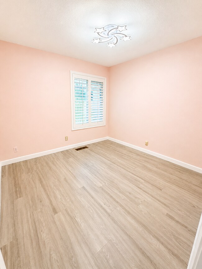 Building Photo - Welcome to this stunning 4 bedroom  bathroom home located in Fremont
