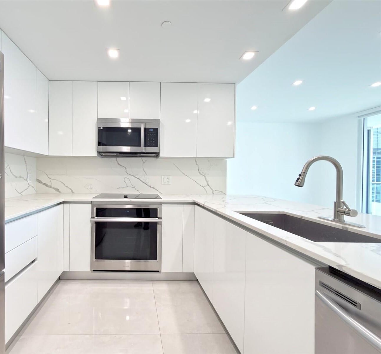 Building Photo - 1300 Brickell Bay Dr