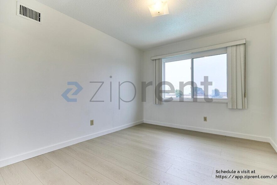 Building Photo - 630 La Presa Dr