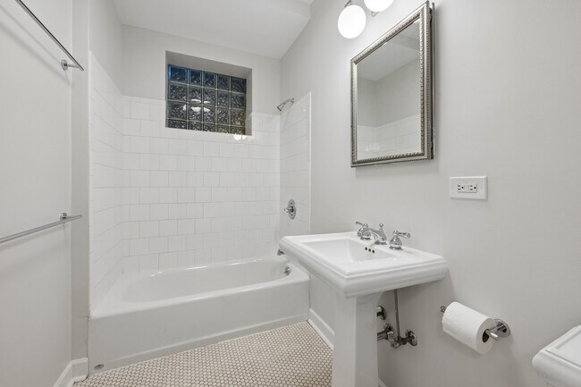 Building Photo - 1521 W Sunnyside Ave