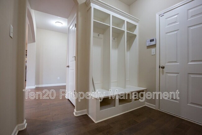 Building Photo - 122 Cedar Wy