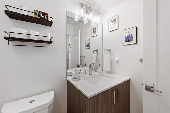 Building Photo - 422 10th Ave E