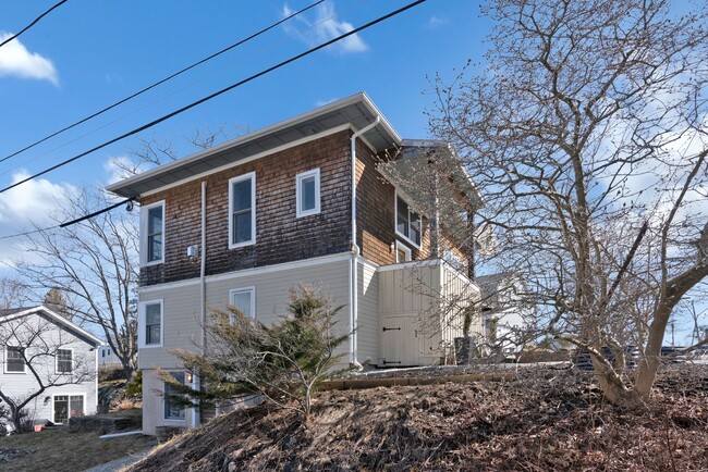 Building Photo - Stunning 4 Bed 2.5 Bath Steps from Willards Beach UNFURNISHED