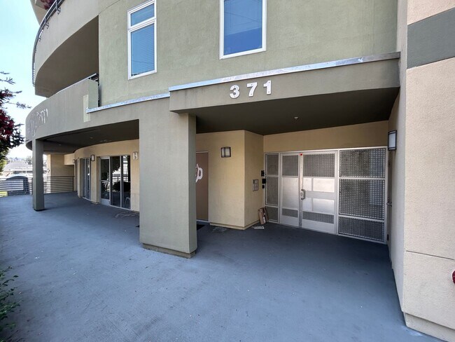 Building Photo - 371 30th St