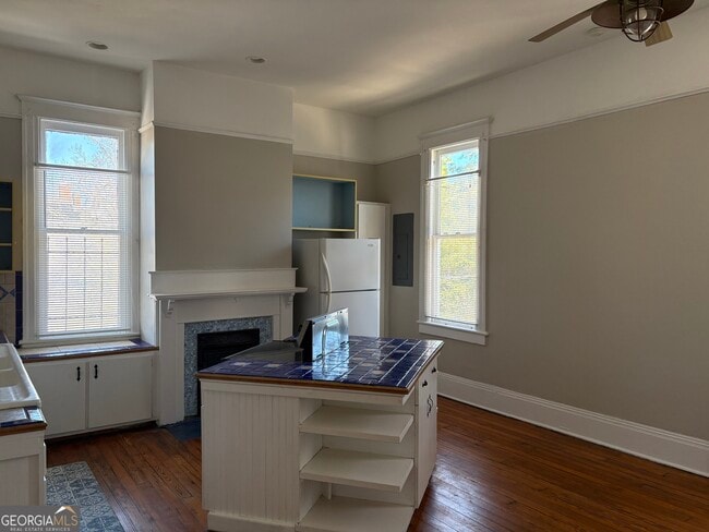 Building Photo - 836 E Henry St