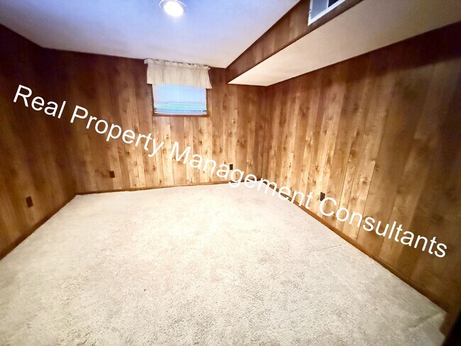 Building Photo - 3 bed 2.5 bath Private Oasis