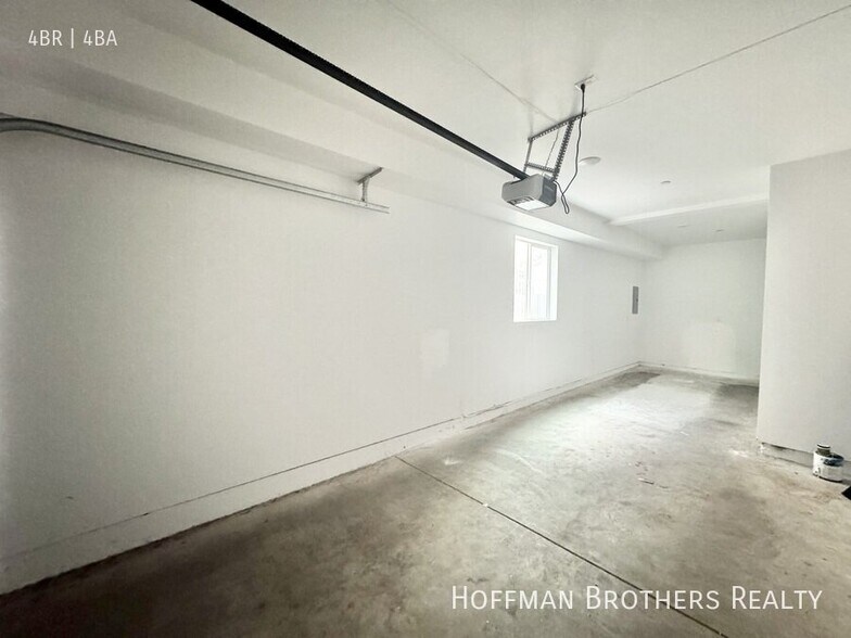 Building Photo - 158 N Mariposa Ave