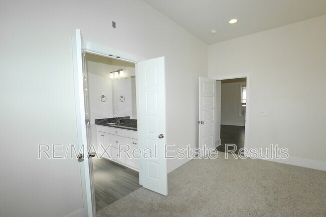 Building Photo - 4903 SW Woodvale Rd