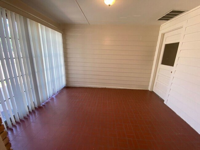 Building Photo - LARGE | 3 Bed | 2 Bath | Midtown Tulsa