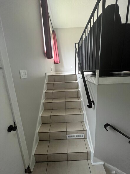 Building Photo - 502 Sunnyside Ln