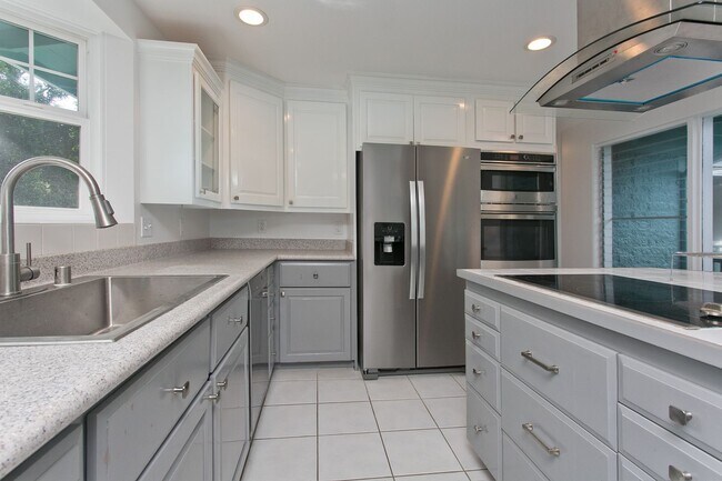Building Photo - Fully Renovated 4BD in Kuli'ou'ou Valley, Garage-Driveway, Spacious Yard, and Work Shed PETS ALLOWED