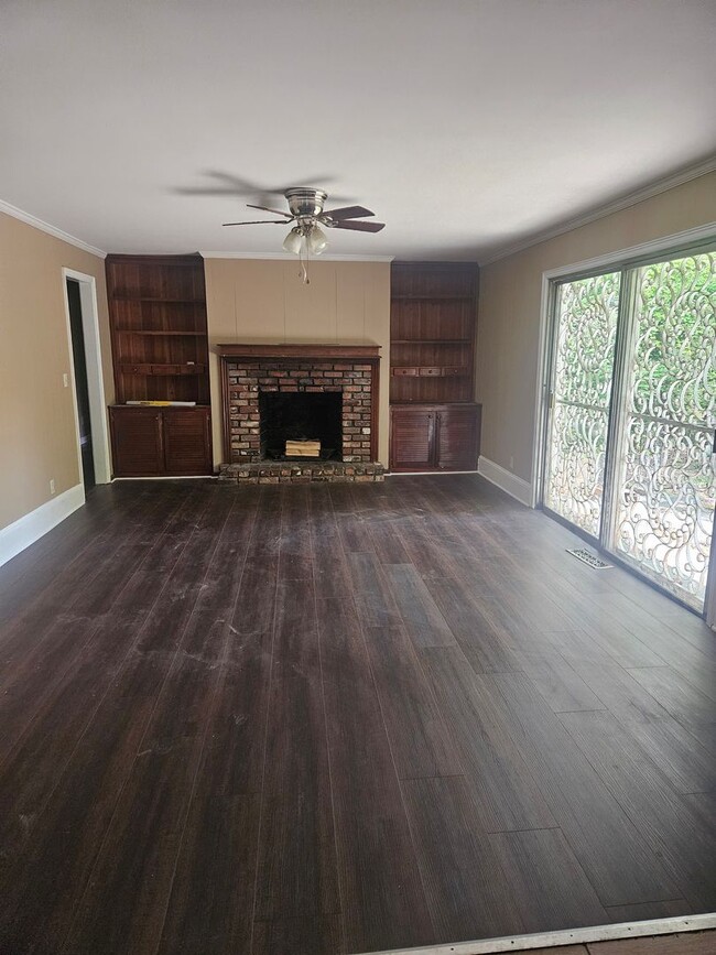 Building Photo - 5 Bedroom, 3 bath home.