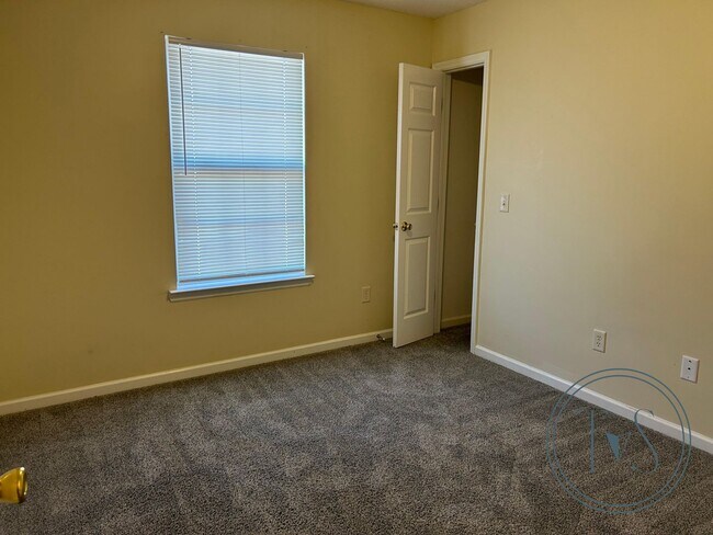 Building Photo - MOVE-IN SPECIAL: $500 OFF 1st MONTH'S RENT!**