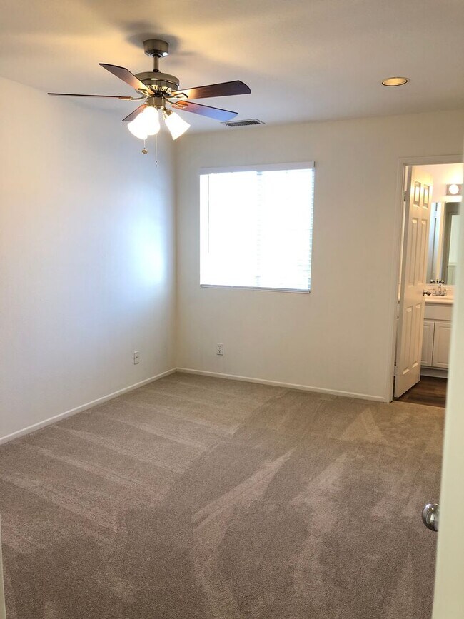 Building Photo - CHARMING 3 BR/2.5 BATH  " TWELVE PICKET LA...