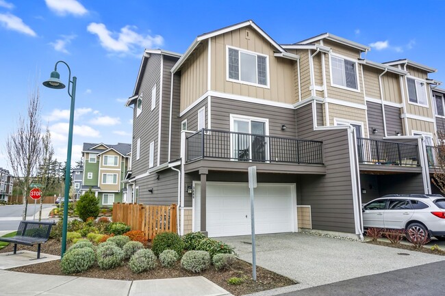 Building Photo - Very nice townhouse with modern finishes