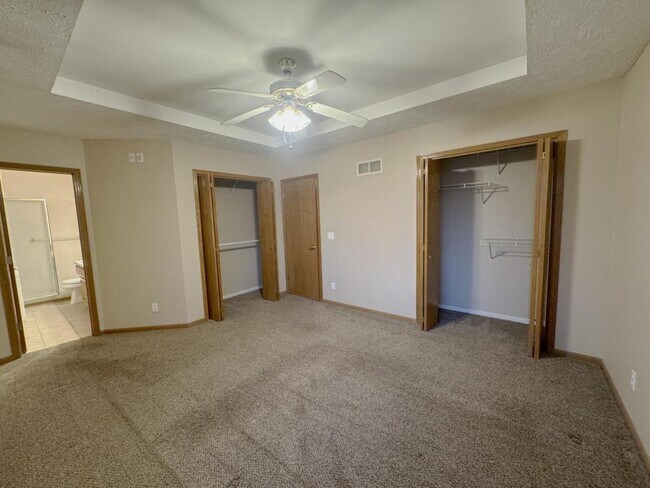 Building Photo - 2107 Queen Dr