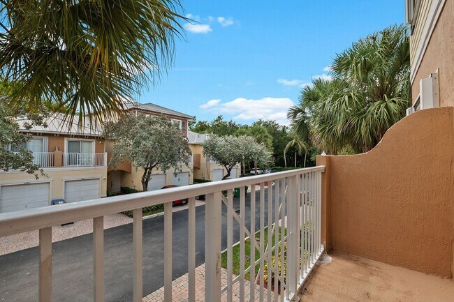 Building Photo - Charming 3-Story 3-Bedroom 2.5 Bath Townho...