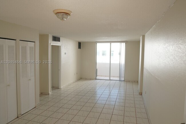 Building Photo - 1750 James 7K