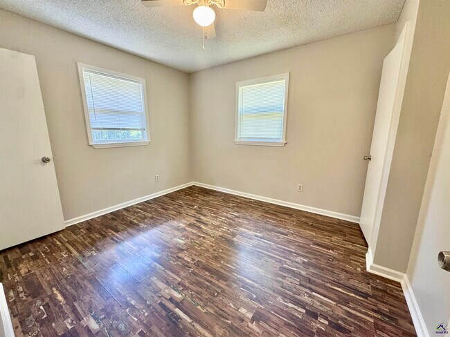 Building Photo - 102 Varee Dr