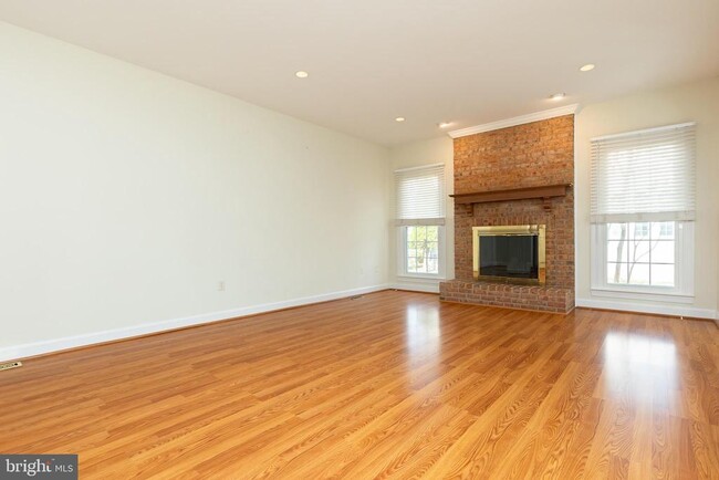 Building Photo - 14209 Floral Park Dr