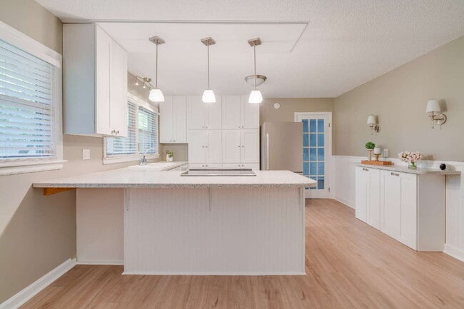 Building Photo - Spacious 3-Bed Ranch Living in Hillsborough