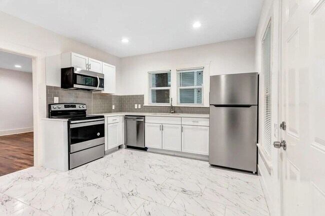 Building Photo - 425 E Sears St