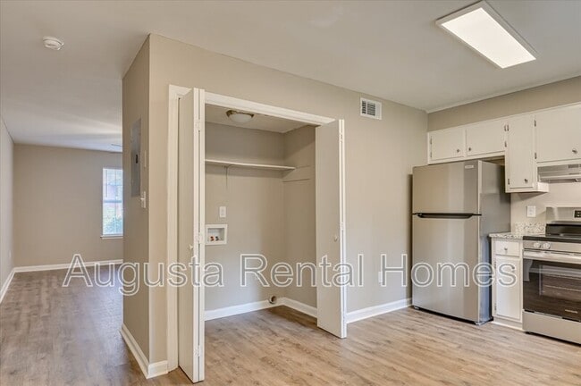 Building Photo - 136 Chalet N Blvd