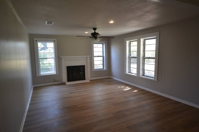 Building Photo - 412 West University