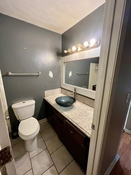 Building Photo - 6044 Cordova Rd