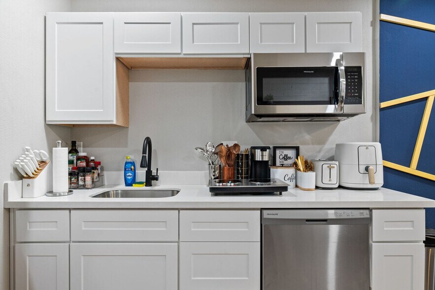 Building Photo - 4117 W Virginia Ave