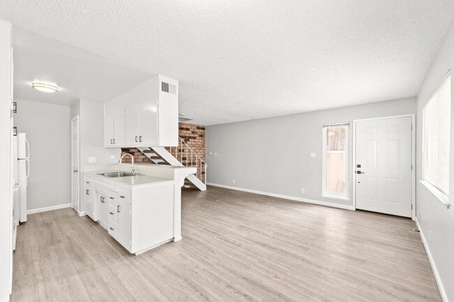 Building Photo - Remodeled 2 Bedroom Condo with Garage