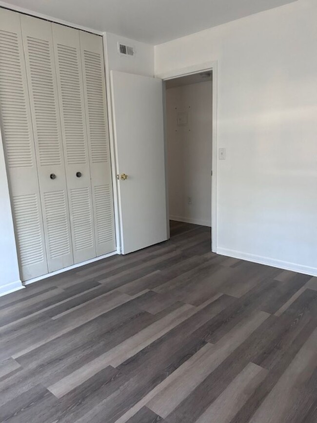 Building Photo - Available Now! Newly Rennovated 1 Bedroom ...